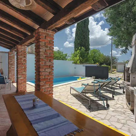 Dom wakacyjny Mit Privatem Pool, Liegestuehle, Wlan, Klima *